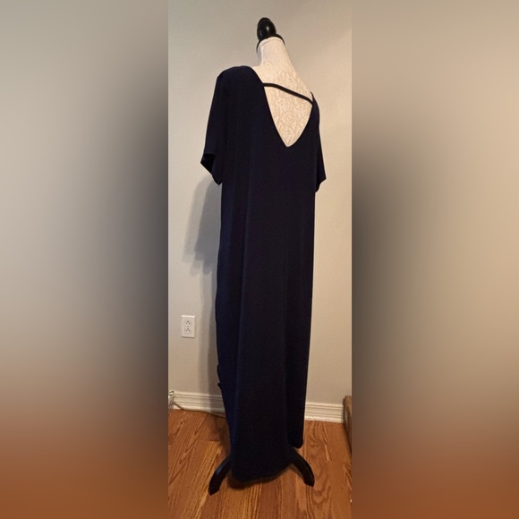 Elegant Black Sleeveless Dress - Picture 4 of 7